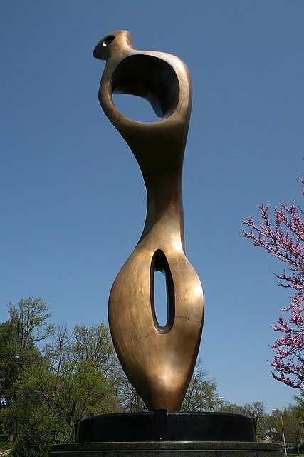 Henry Moore(亨利&middot;摩尔)| 英国雕塑家。摩尔以大型铸铜雕塑和大理石雕塑闻名。带空洞、斜倚的人物造型是他最典型的雕塑样式。他受毕加索二十年代末期的素描和油画风格影响,运用自然物形去作抽象雕刻。亨利摩尔四十年代后又创作一系列充满人伦情感的作品,如等。